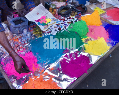 Holi (Festival der Farben) synthetische Farbe Pulver Verkäufer und Chargen, Mumbai, Indien Stockfoto