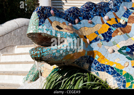 Nahaufnahme von Mosaik-Drachen-Brunnen von Antoni Gaudi, Parc Güell, Barcelona, Katalonien, Spanien Stockfoto