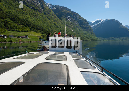 Eine malerische Bootsfahrt über Lovatnet See, Nationalpark Jostedalsbreen.  In der Nähe von Loen. Lodal Tal. Nordfjord. Norwegen Stockfoto