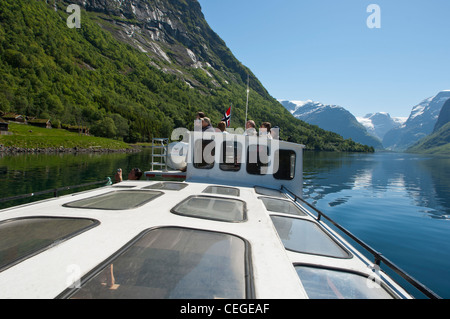Eine malerische Bootsfahrt über Lovatnet See, Nationalpark Jostedalsbreen.  In der Nähe von Loen. Lodal Tal. Nordfjord. Norwegen Stockfoto
