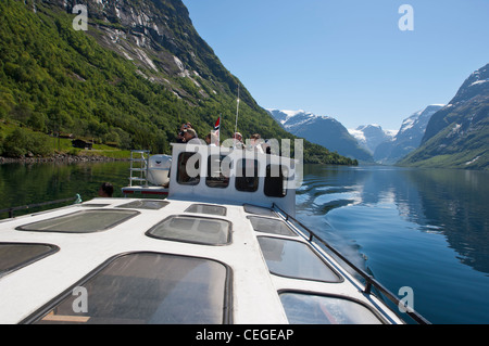 Eine malerische Bootsfahrt über Lovatnet See, Nationalpark Jostedalsbreen.  In der Nähe von Loen. Lodal Tal. Nordfjord. Norwegen Stockfoto