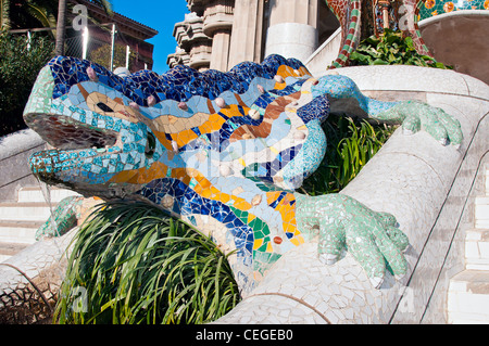 Die Mosaik-Drachen-Brunnen von Antoni Gaudi, Parc Güell, Barcelona, Katalonien, Spanien Stockfoto