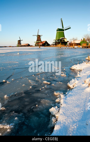 Holländische Winterlandschaft mit alten Windmühlen, Zaanse Schans, Nordholland, Niederlande Stockfoto