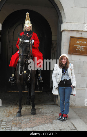 Junge weibliche Touristen posiert mit Household Cavalry, Sentry, Horse Guards, London Stockfoto