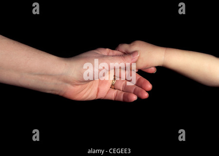 Mutter-Holding-Töchter Hand isoliert auf schwarz Stockfoto