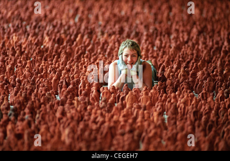 Eine Installation von Tausenden von Terracotta Tonfiguren von Antony Gormley genannt "Feld für die britischen Inseln" oder Gormleys Terrakotta-Armee in den Kreuzgang der Kathedrale von Salisbury, Wiltshire Stockfoto