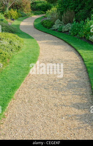 Englischer Garten Kiesweg. Nord-Spaziergang an der Cambridge University Botanic Garden Stockfoto