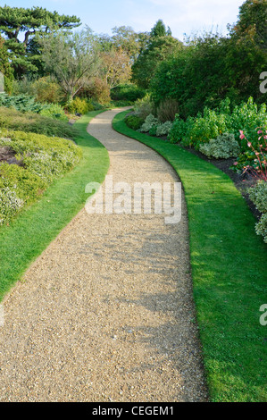 Englischer Garten Kiesweg. Nord-Spaziergang an der Cambridge University Botanic Garden Stockfoto