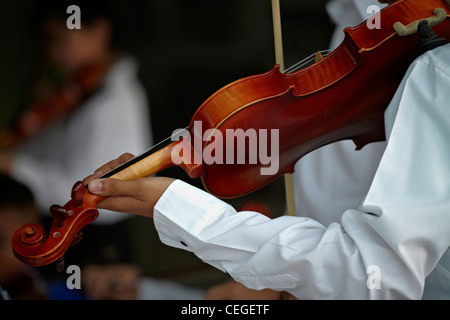 Geiger. Position der hinteren Hand beim Spielen einer Geige Stockfoto