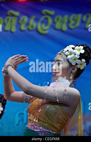 Thailand Dancer. Traditionelles thailändisches Tanzmädchen zeigt Handpositionen aus der Nähe Stockfoto