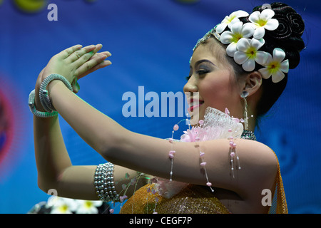 Thailand Dancer. Traditionelles thailändisches Tanzmädchen zeigt Handpositionen aus der Nähe Stockfoto