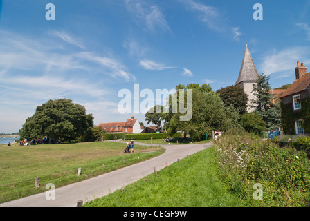 Holy Trinity Church in Bosham mit der Wiese vor Stockfoto