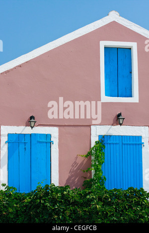 Traditionelles griechisches Dorfhaus mit blauen Fenstern und Türen Stockfoto