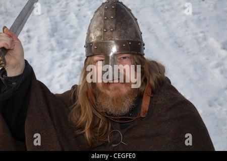 Viking re-Enactor, mit Bart und lange Haare Tragen von Helm und Schwert auf der 27. jährlichen JORVIK Festival in York, Großbritannien Stockfoto