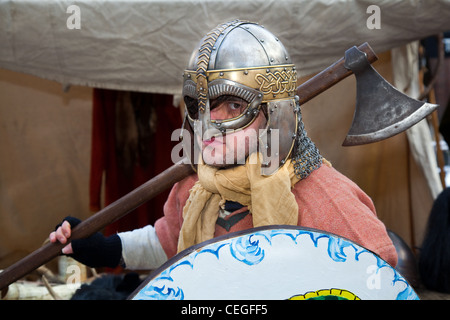 Jason (MR) bewaffneter Wikinger-Reenaktor mit Metallhelm von Chieftain Beowulf; Waffenschwert, Axt und Schild beim jährlichen JORVIK Festival 27. in York, Stockfoto