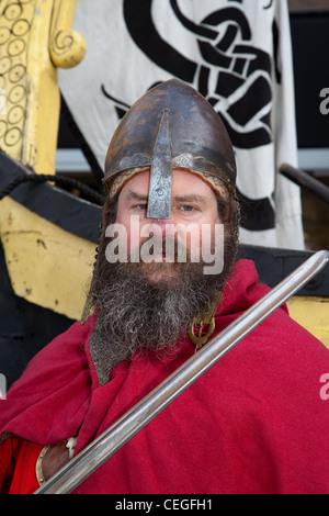 Bärtigen bewaffneten Viking re-Enactor das Tragen von Helm und Schwert Waffe an der 27. jährlichen JORVIK Festival in York, Großbritannien Stockfoto