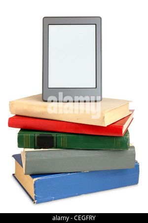 EBook auf Stapel alter Bücher auf weißem Hintergrund isoliert Stockfoto