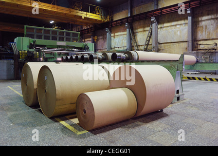 Ein Papierherstellungswerk mit großen Industriemaschinen für die Verarbeitung und das Walzen von Papier Stockfoto