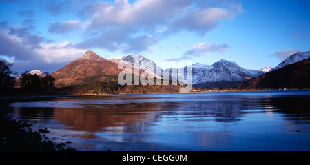 Die Pap Glencoe spiegelt sich in Loch Leven, Lochaber, Highland, Schottland, Großbritannien. Stockfoto