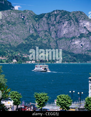 Eine Fähre am Comer See, überqueren von Bellagio, Cadenabbia., Lombardei, Italien. Dahinter steckt der felsigen Hügel von Sasso San Martino. Stockfoto