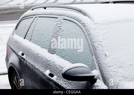 Schnee und Eis auf einem BMW im Vereinigten Königreich Stockfoto