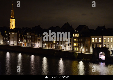 Ostufer des Flusses Maas in Maastricht in der Nacht, Sankt Martinskerk im Hintergrund Stockfoto