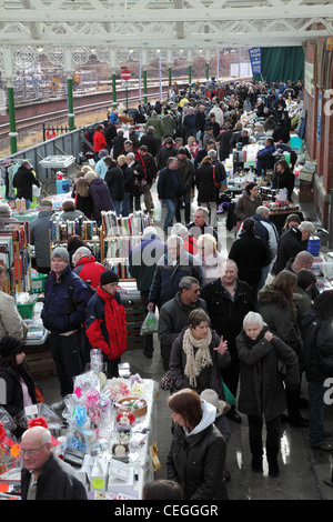 Flohmarkt in Tynemouth Railway Station Nord-Ost England UK Stockfoto