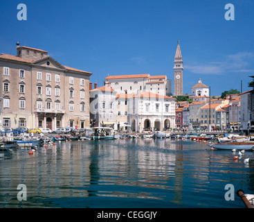 Die Marina, Piran, Slowenien Primorska mit dem Glockenturm und die Kathedrale des Heiligen Georg (Stolna Cerkev Sv Jurija). Stockfoto