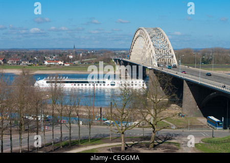 Brücke über den Fluss Waal in Nijmegen Stockfoto