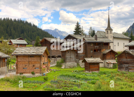 kleines Schweizer dörfliche Siedlung Blatten Naters verwelkte Holzhäuser und Kirche im Kanton Wallis Schweiz Stockfoto