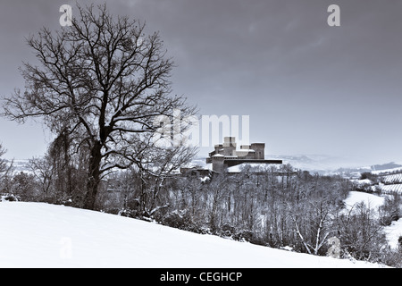 Das Schloss in Torrechiara bedeckt in Schnee, Italien Stockfoto