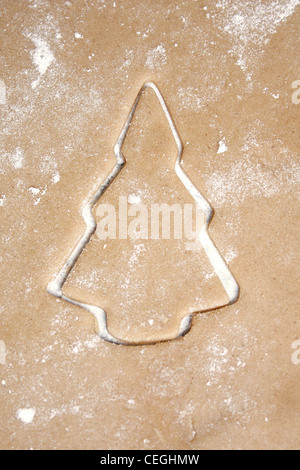 Cookie-Teig mit Weihnachtsbaum Stockfoto