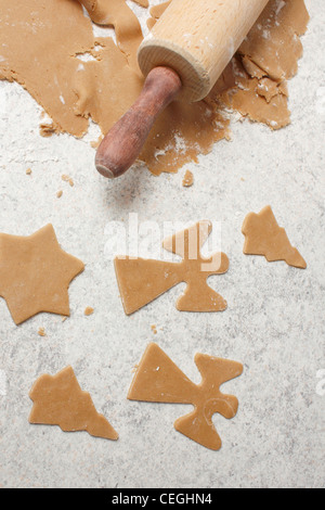 Cookie-Teig mit Winkeln, Bäume und Sterne Weihnachten Stockfoto