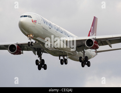 Virgin Atlantic Airways Airbus A340-300 am Ansatz Stockfoto