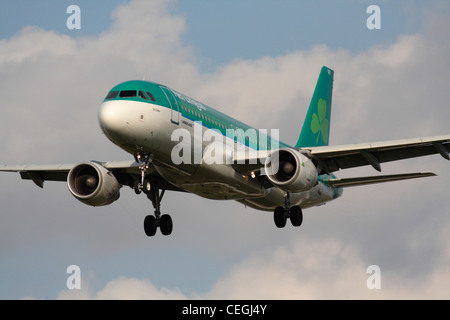 Aer Lingus Airbus A320 airliner Fliegen am Ansatz. Closeup Vorderansicht. Stockfoto