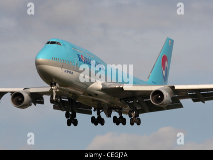 Kommerziellen Luftverkehr. Nahaufnahme von Korean Air Boeing 747-400 im Endanflug Stockfoto