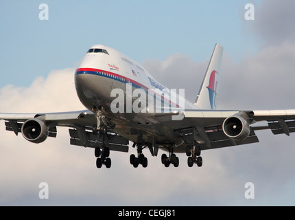 Malaysia Airlines Boeing 747-400 Jumbo Jet bei der Ankunft. Nahaufnahme, Ansicht von vorne. Stockfoto