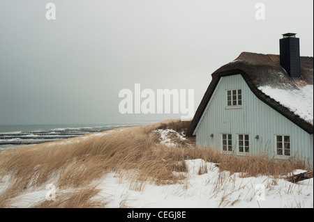 Haus auf einer Düne am Winter-Strand in Ahrenshoop auf der Halbinsel Fischland-Darß-Zingst von der Ostsee entfernt. Stockfoto