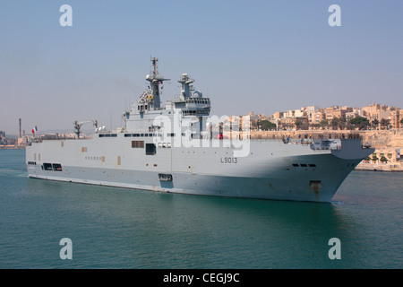 Die französische Marine assault ship Mistral ausgehend von Malta Stockfoto