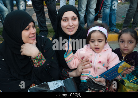 Frauen und Kinder feiern Eid el Adha, dem islamischen Opferfest, in Kairo Stockfoto