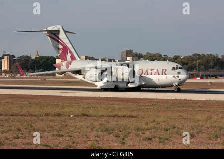 Qatar Emiri Air Force Boeing C-17 Globemaster III Frachttransportflugzeuge, die für die Abfahrt von Malta abfahren Stockfoto
