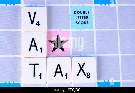 Mehrwertsteuer und TAX Worte auf einem Scrabble-Brett Stockfoto