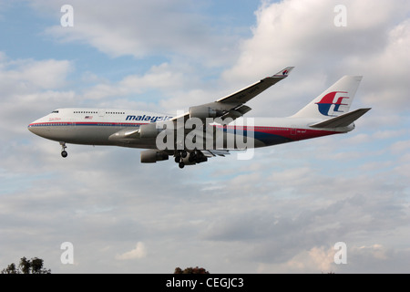 Malaysia Airlines Boeing 747-400 Jumbo Jet Airliner bei der Ankunft in London Heathrow. Von der Seite. Stockfoto