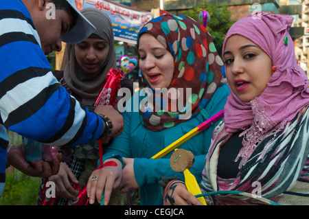 Teenager Mädchen erhalten Bemalung in den Landesfarben bei Eid el Adha Feierlichkeiten in Kairo, Ägypten. Stockfoto