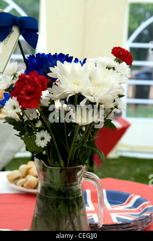 Rot, weiß und blau Blumenschmuck bei einem traditionellen Straßenfest, England, UK Stockfoto