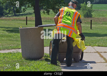 Reinigungsdienstleister ein Mann im öffentlichen Park Arbeiter trägt eine reflektierende Sicherheitsweste Rückansicht Fotos horizontal in den USA hochauflösende US-amerikanische Bilder Stockfoto