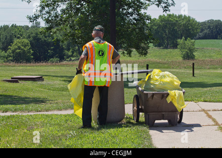 Reinigungsdienstleister ein Mann im öffentlichen Park Arbeiter trägt eine reflektierende Sicherheitsweste Rückansicht große hohe Auflösung horizontal in den USA USA Hi-res Stockfoto