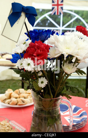 Rot, weiß und blau Blumenschmuck bei einem traditionellen Straßenfest, England, UK Stockfoto