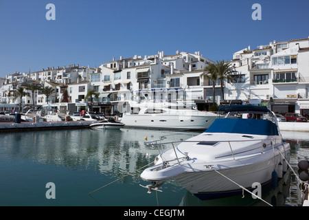 Luxus-Yachten vertäut am El Puerto José Banús, Marbella, Costa Del Sol, Andalusien, Spanien Stockfoto