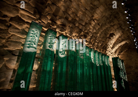 Die Glasskulptur zeigt die Kette der Generationen des jüdischen Volkes von Jeremy Langford, die im „Chain of Generations Center“ neben den Tunneln der Westmauer in der Altstadt von Ostjerusalem Israel ausgestellt ist Stockfoto